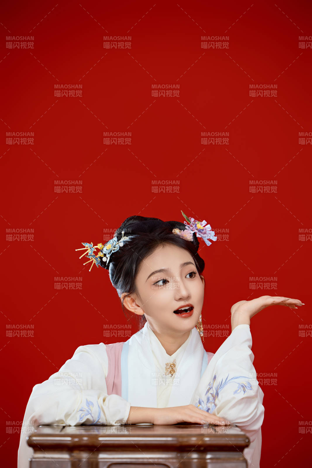 红色背景下穿着中国明朝明制汉服服饰的少女图片