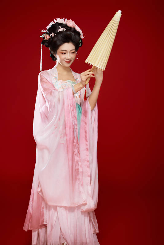红色背景下穿着中国古代唐朝服饰的美女图片