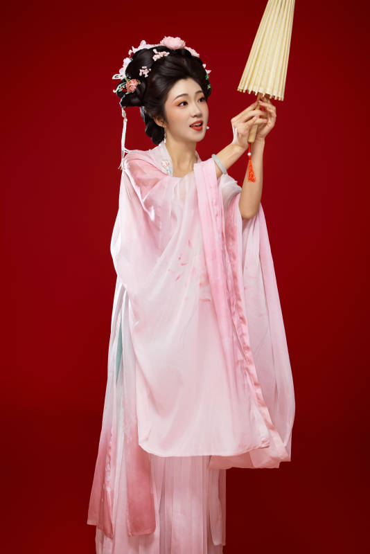 红色背景下穿着中国古代唐朝服饰的美女图片