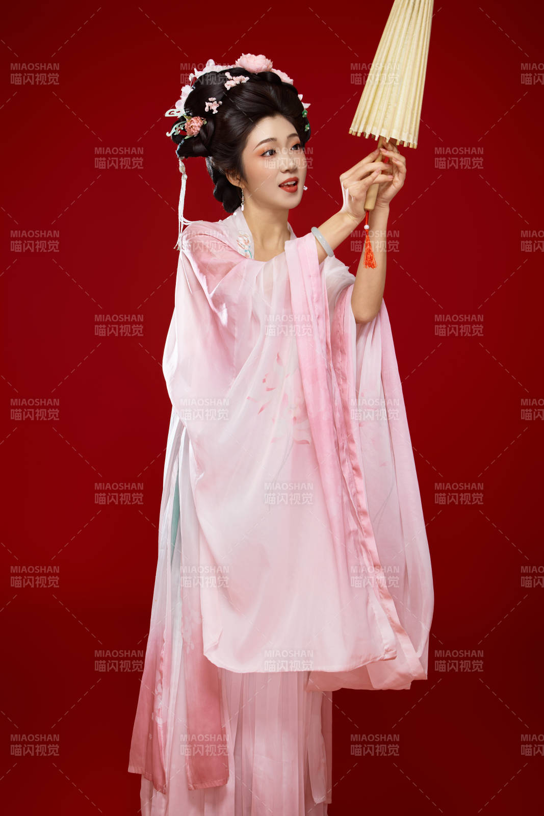 红色背景下穿着中国古代唐朝服饰的美女图片