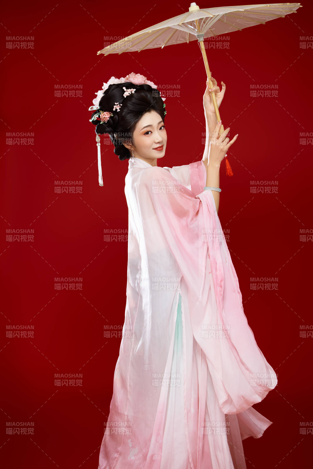 红色背景下穿着中国古代唐朝服饰的美女图片