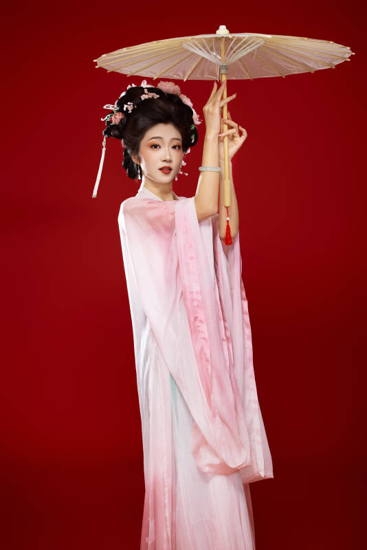 红色背景下穿着中国古代唐朝服饰的美女图片