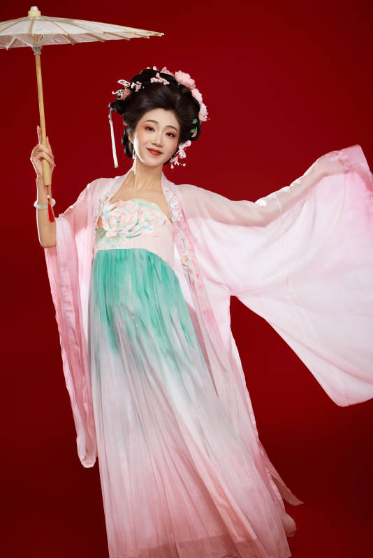 红色背景下穿着中国古代唐朝服饰的美女图片