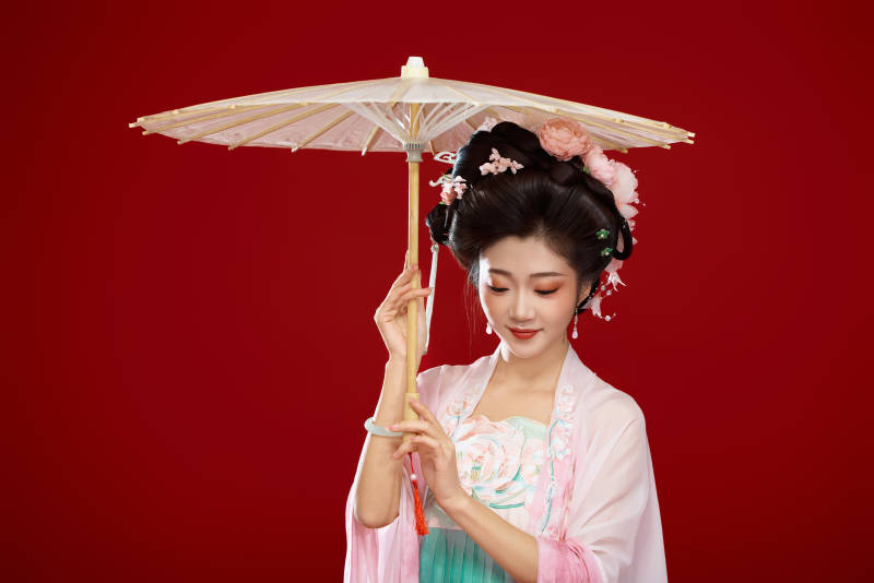 红色背景下穿着中国古代唐朝服饰的美女图片