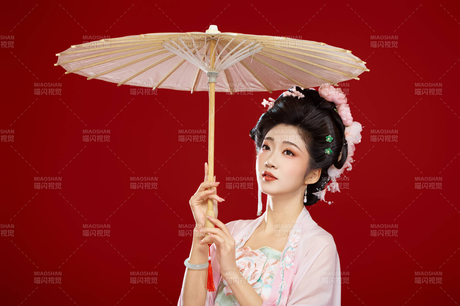 红色背景下穿着中国古代唐朝服饰的美女图片