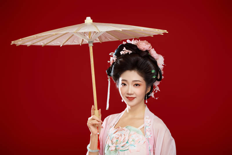 红色背景下穿着中国古代唐朝服饰的美女图片