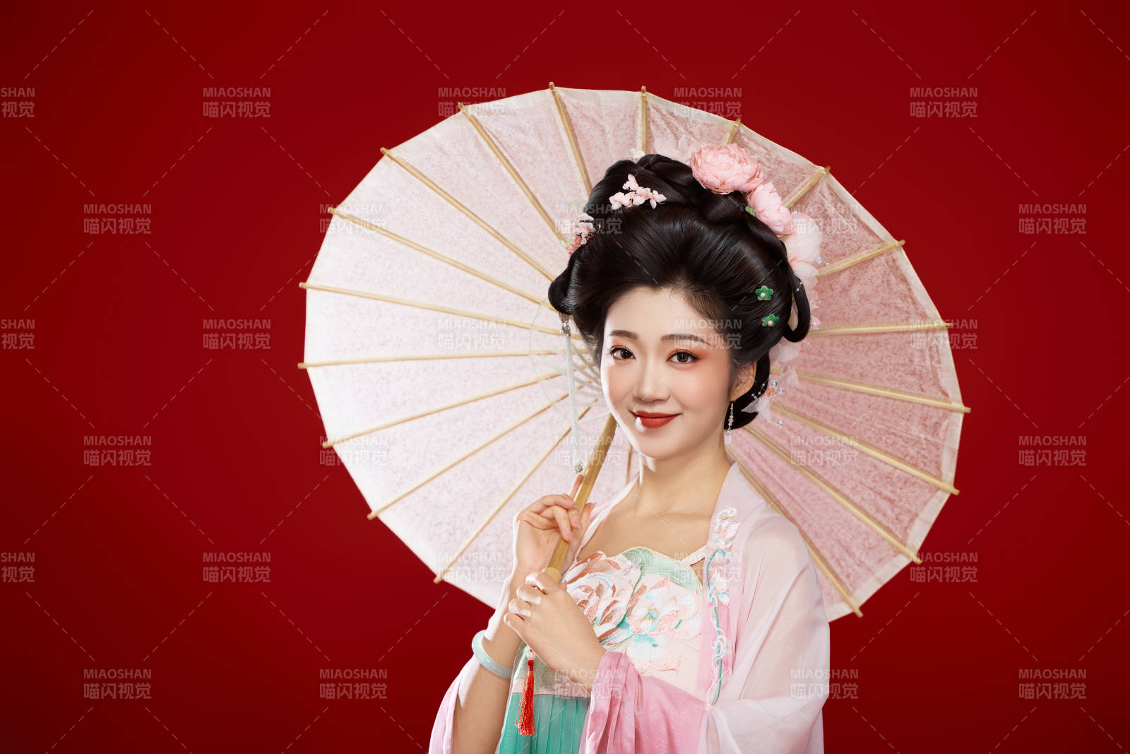 红色背景下穿着中国古代唐朝服饰的美女图片