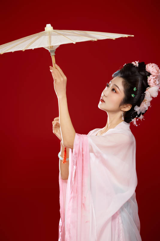 红色背景下穿着中国古代唐朝服饰的美女图片