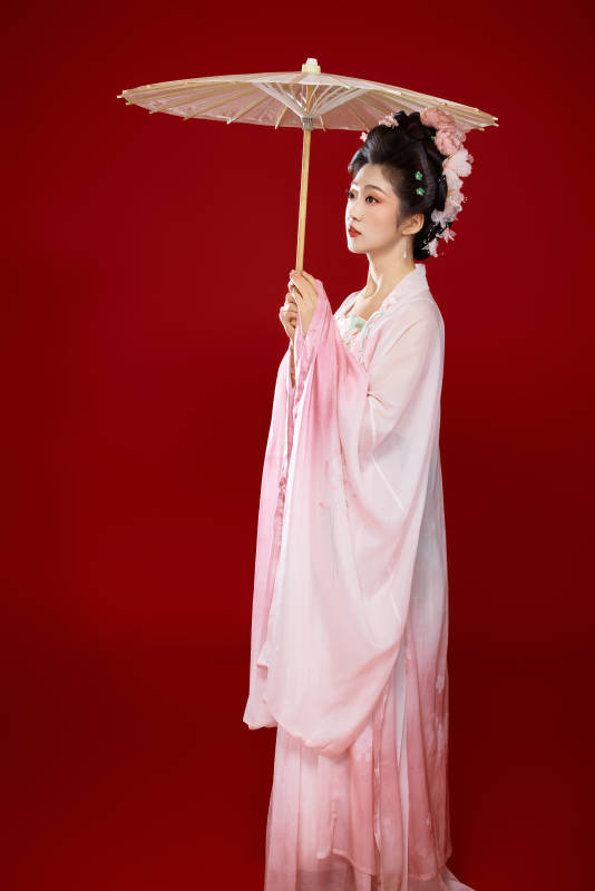 红色背景下穿着中国古代唐朝服饰的美女图片