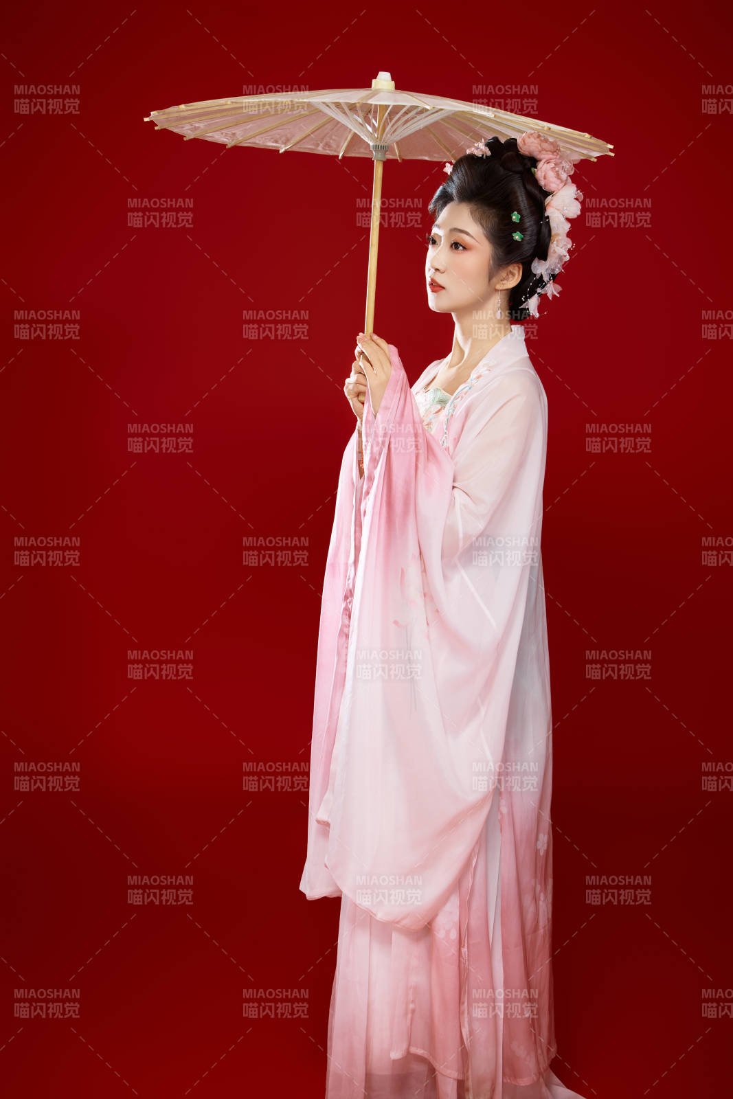 红色背景下穿着中国古代唐朝服饰的美女图片