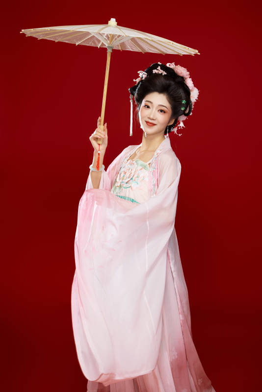 红色背景下穿着中国古代唐朝服饰的美女图片