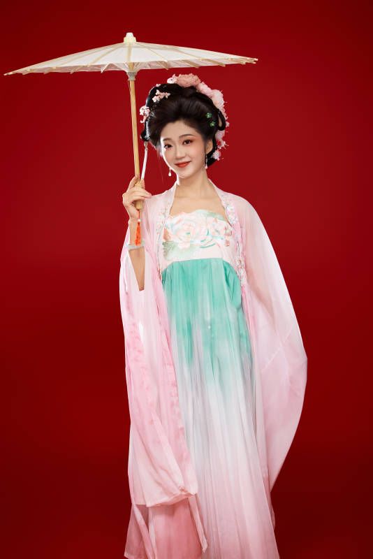 红色背景下穿着中国古代唐朝服饰的美女图片