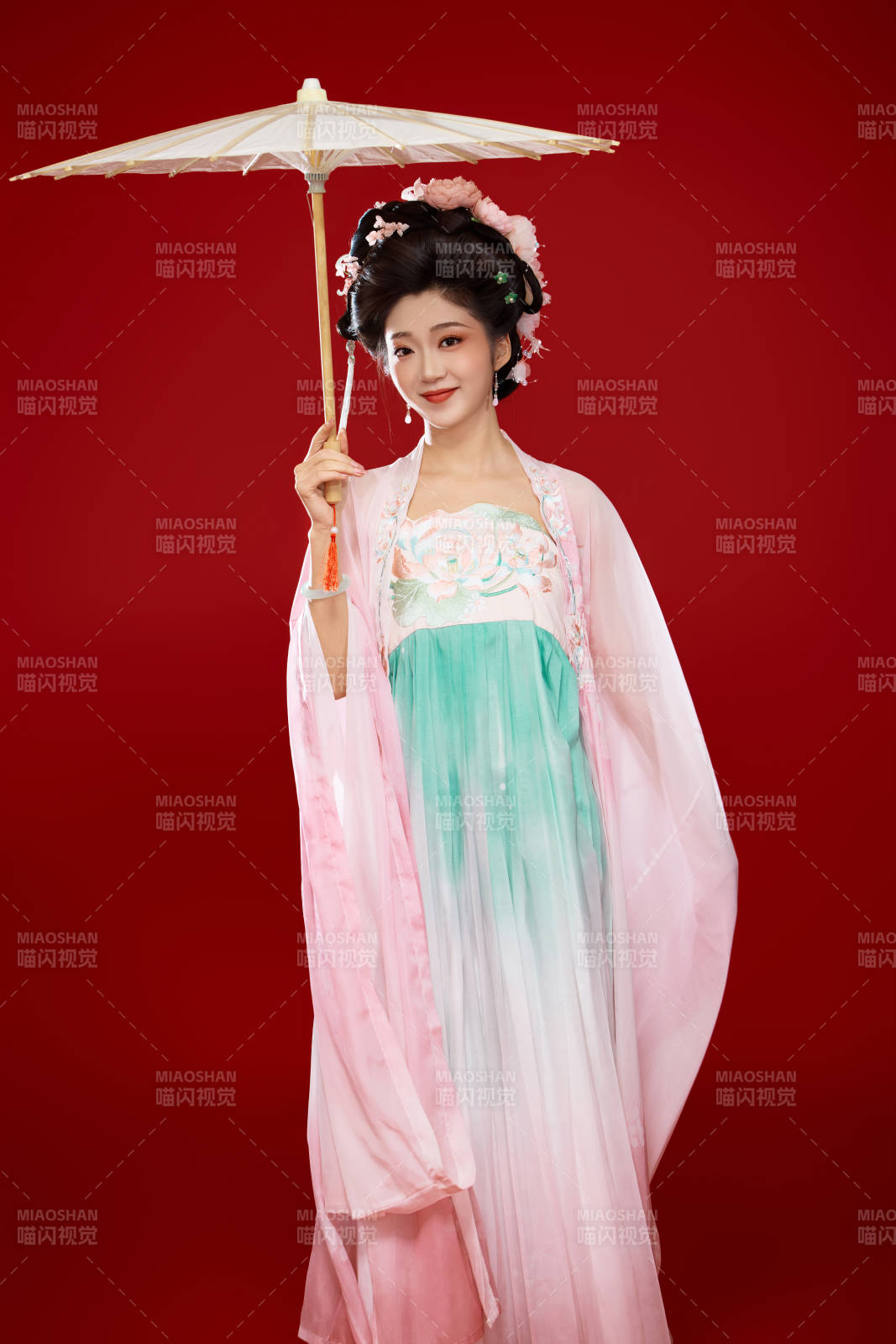 红色背景下穿着中国古代唐朝服饰的美女图片