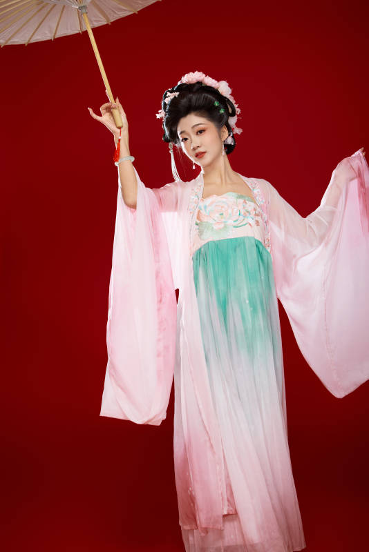 红色背景下穿着中国古代唐朝服饰的美女图片