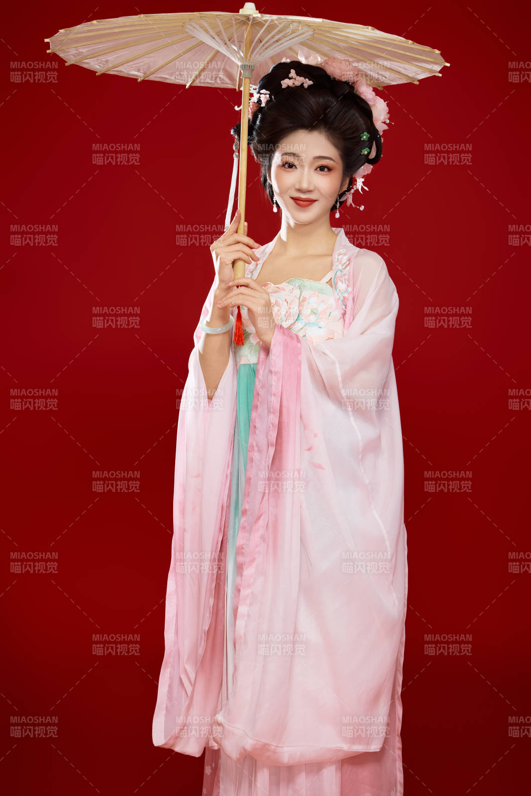 红色背景下穿着中国古代唐朝服饰的美女图片