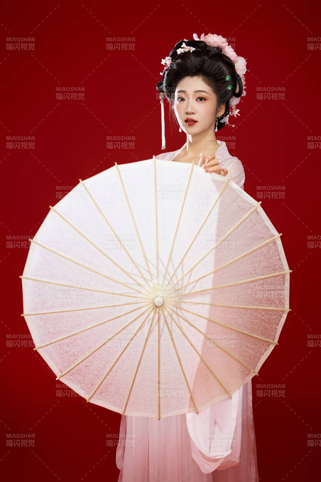 红色背景下穿着中国古代唐朝服饰的美女图片