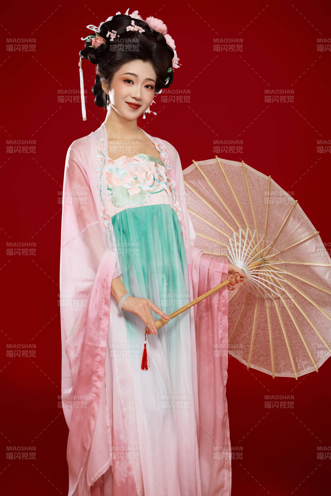 红色背景下穿着中国古代唐朝服饰的美女图片