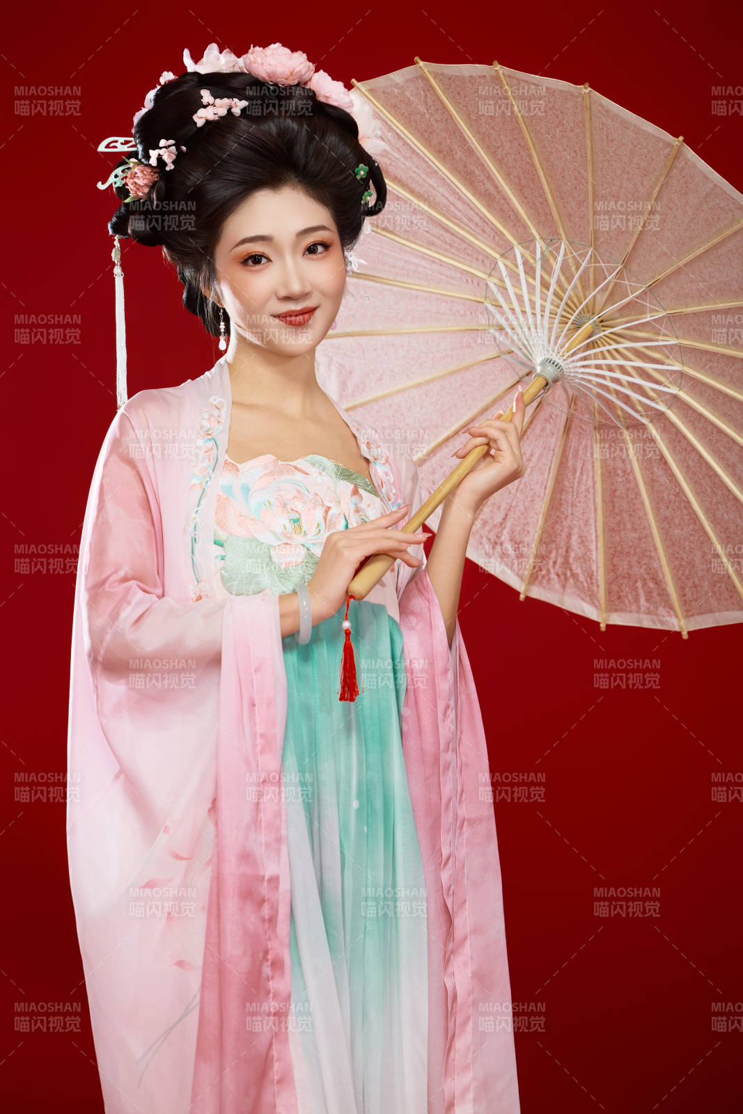 红色背景下穿着中国古代唐朝服饰的美女图片