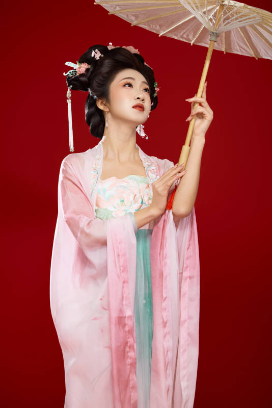 红色背景下穿着中国古代唐朝服饰的美女图片