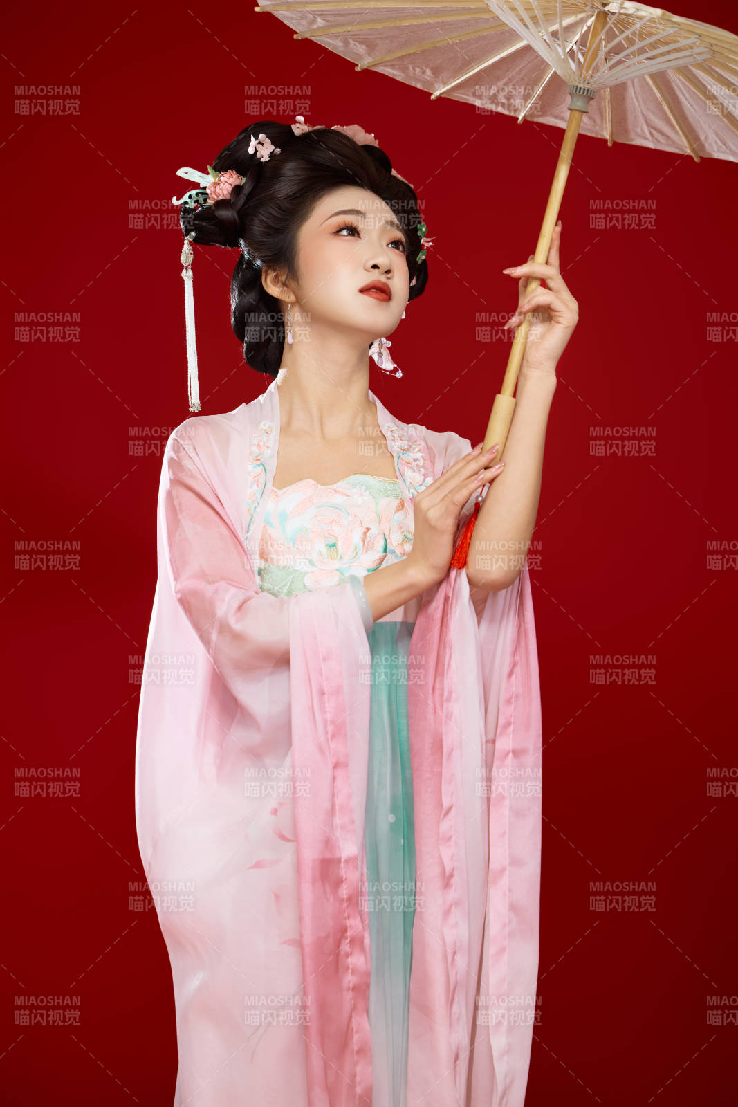 红色背景下穿着中国古代唐朝服饰的美女图片