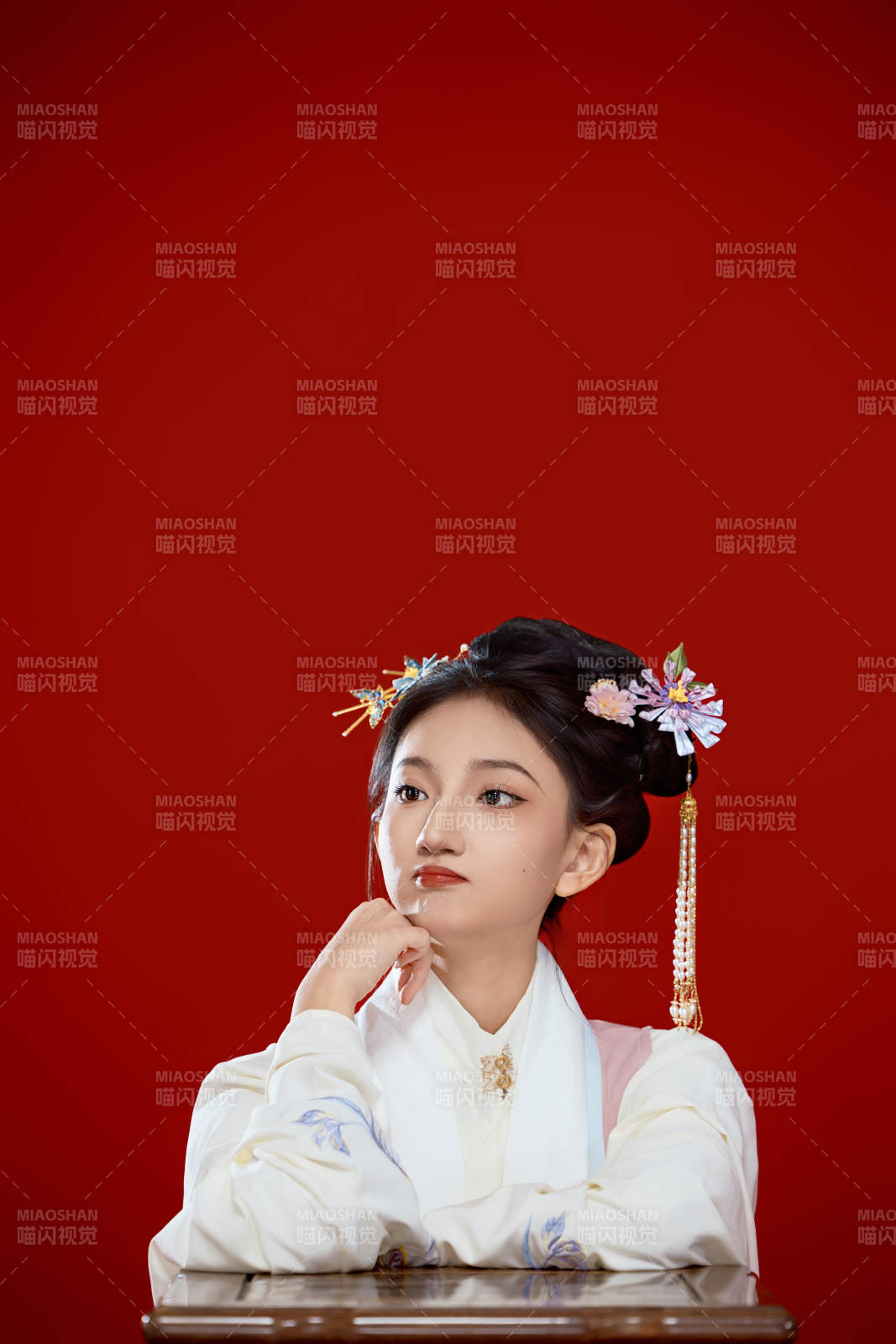 红色背景下穿着中国明朝明制汉服服饰的少女图片