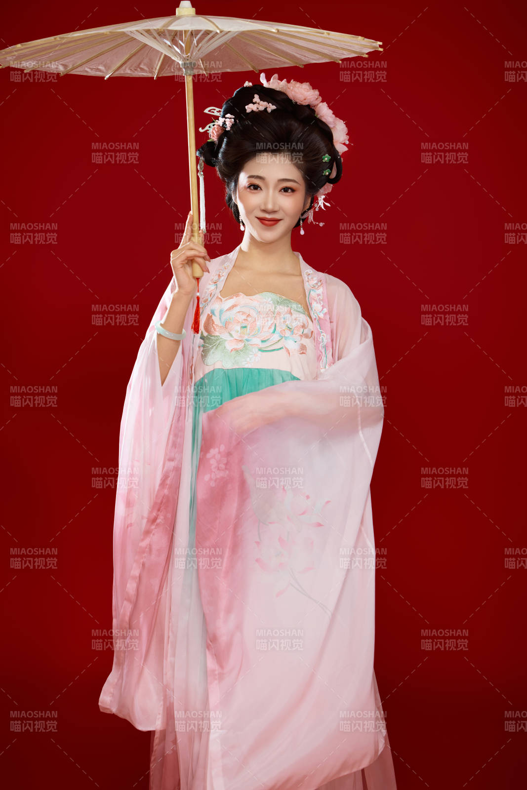 红色背景下穿着中国古代唐朝服饰的美女图片