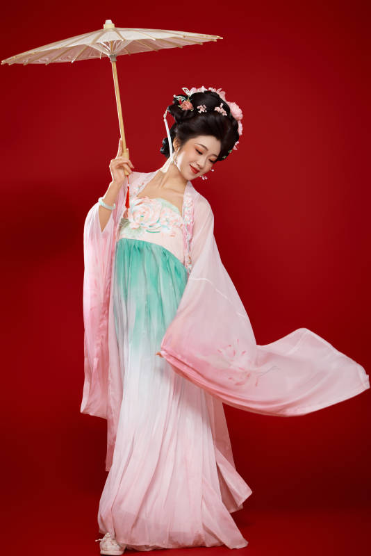红色背景下穿着中国古代唐朝服饰的美女图片