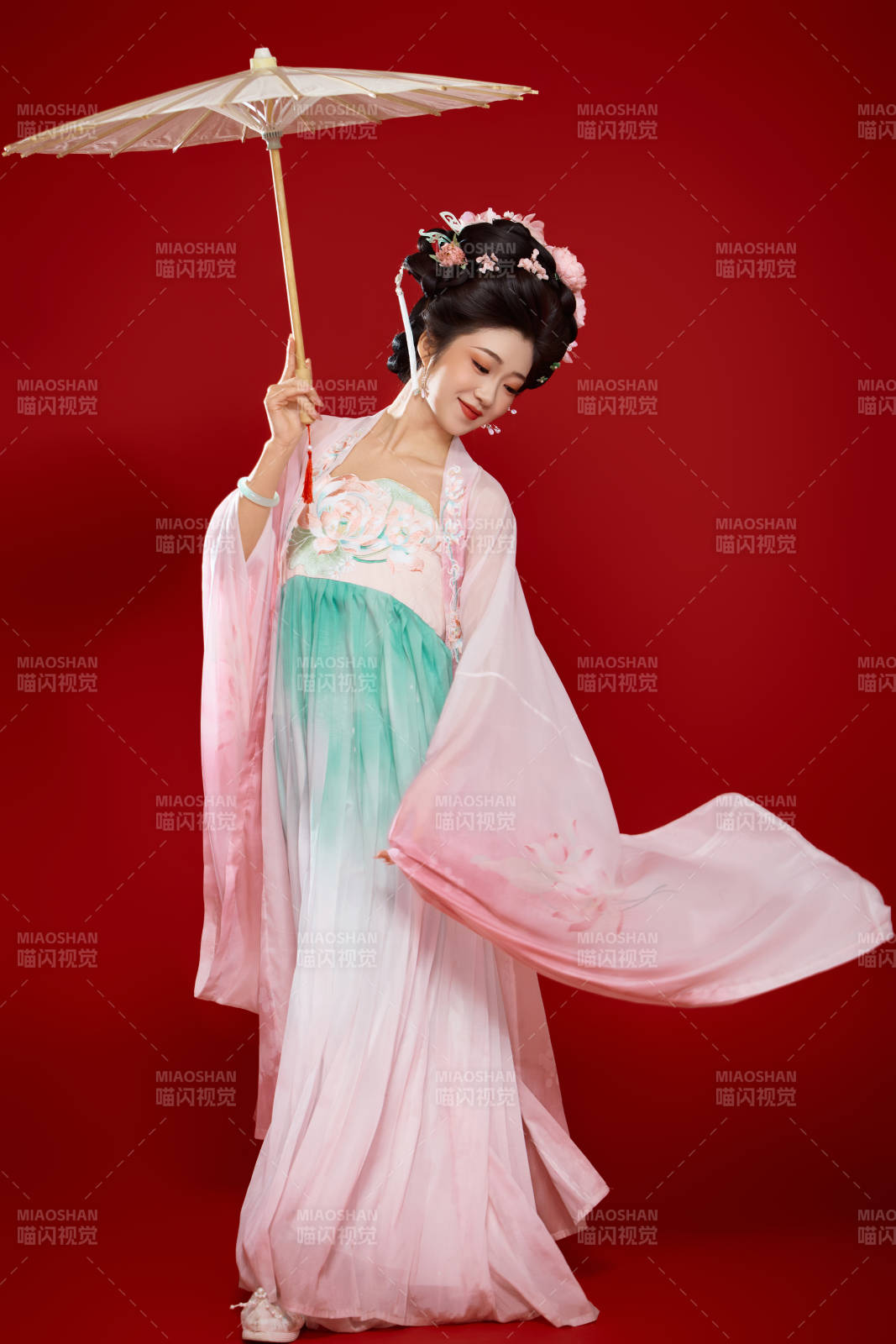 红色背景下穿着中国古代唐朝服饰的美女图片