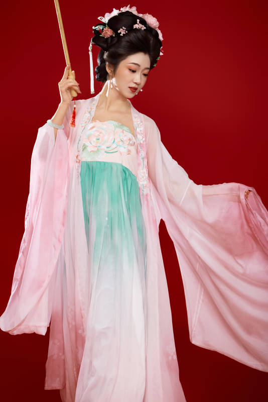红色背景下穿着中国古代唐朝服饰的美女图片
