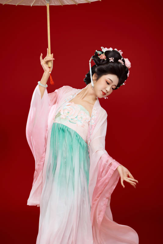 红色背景下穿着中国古代唐朝服饰的美女图片