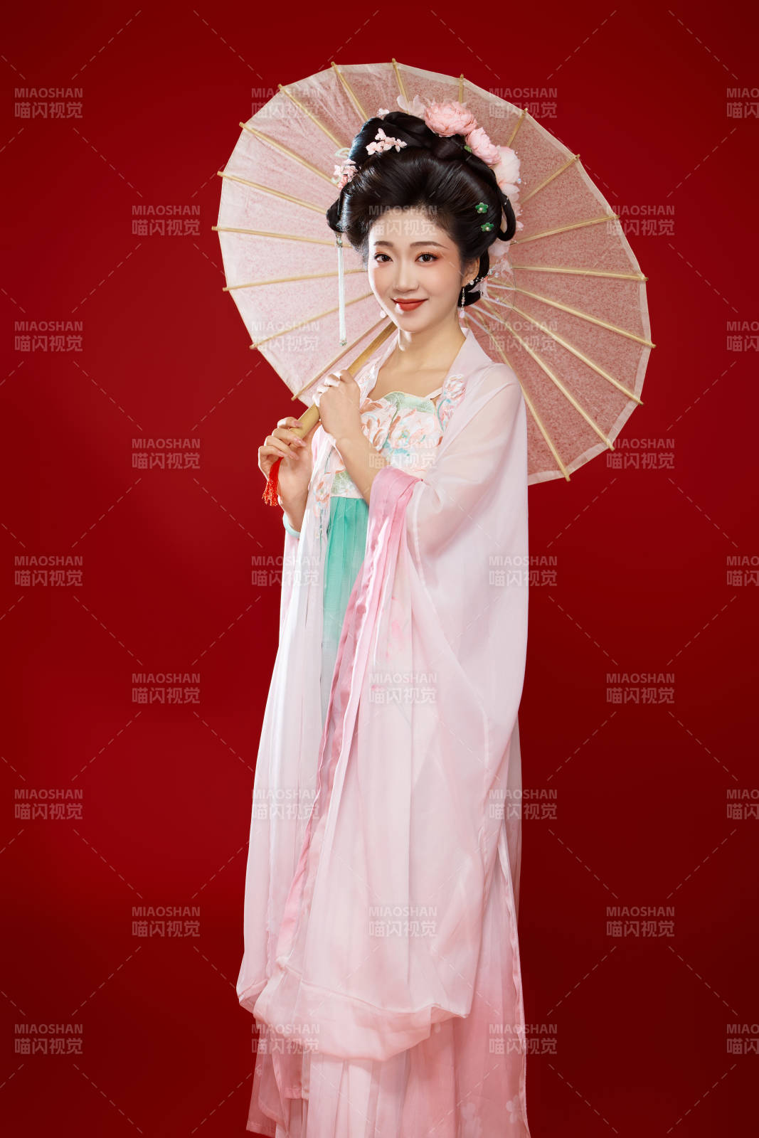 红色背景下穿着中国古代唐朝服饰的美女图片