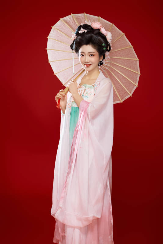 红色背景下穿着中国古代唐朝服饰的美女图片