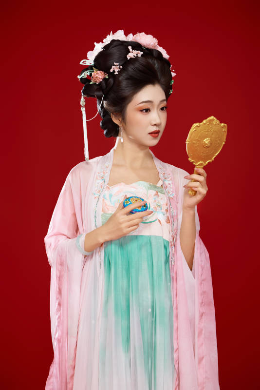 红色背景下穿着中国古代唐朝服饰的美女图片
