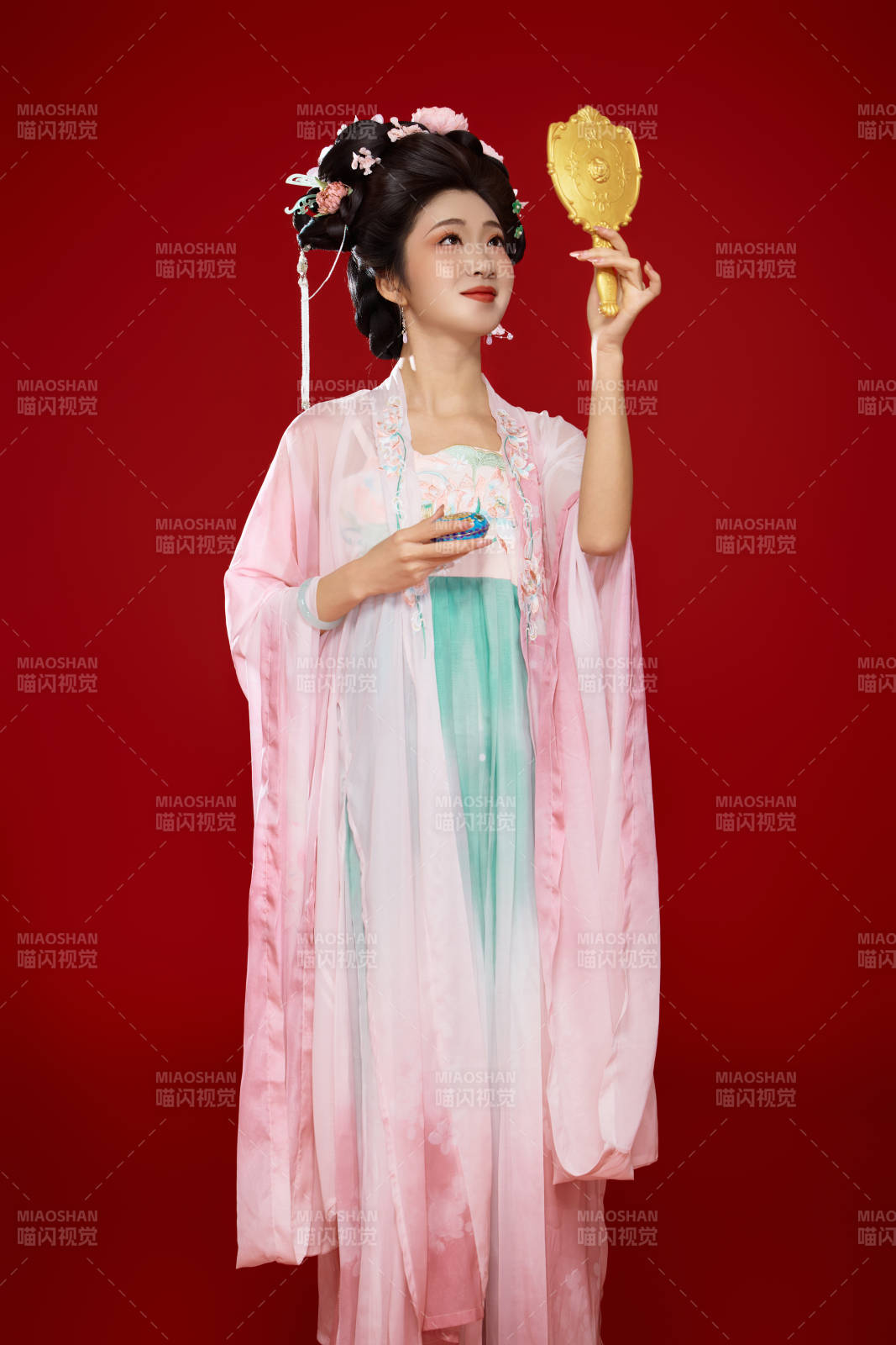 红色背景下穿着中国古代唐朝服饰的美女图片