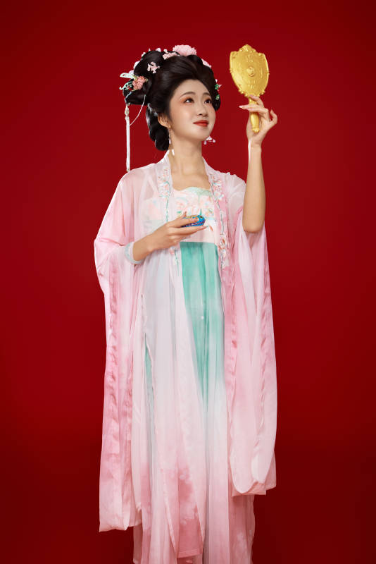 红色背景下穿着中国古代唐朝服饰的美女图片