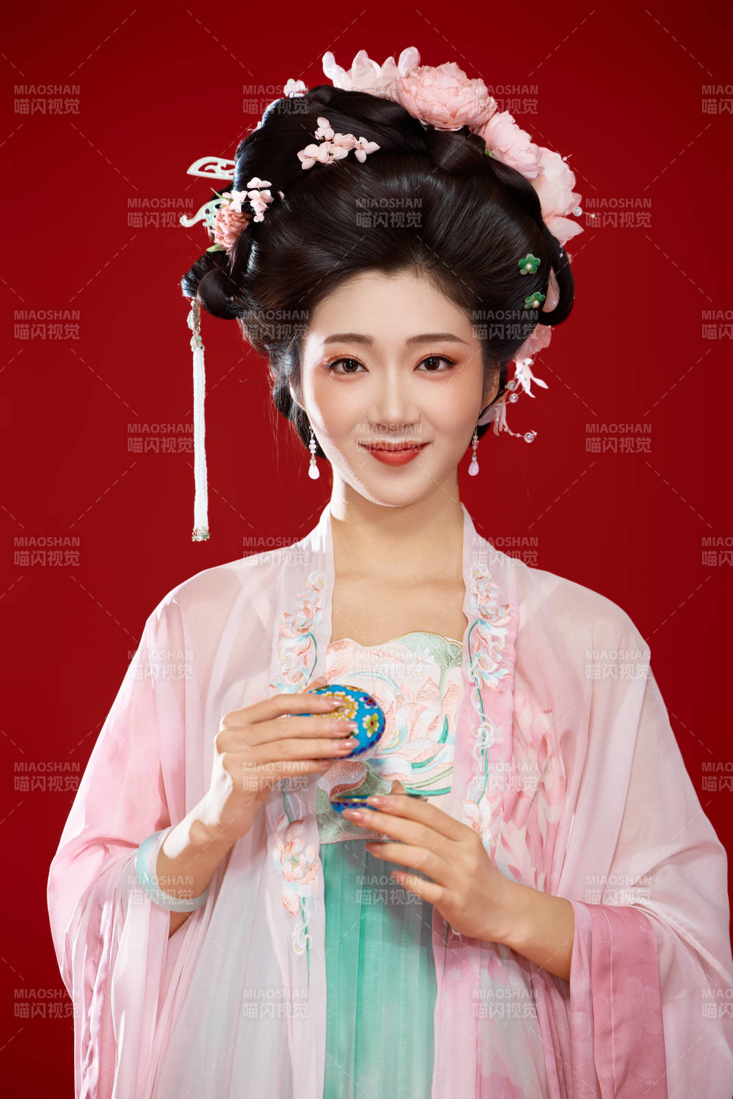 红色背景下穿着中国古代唐朝服饰的美女图片