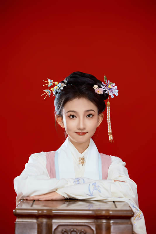 红色背景下穿着中国明朝明制汉服服饰的少女图片