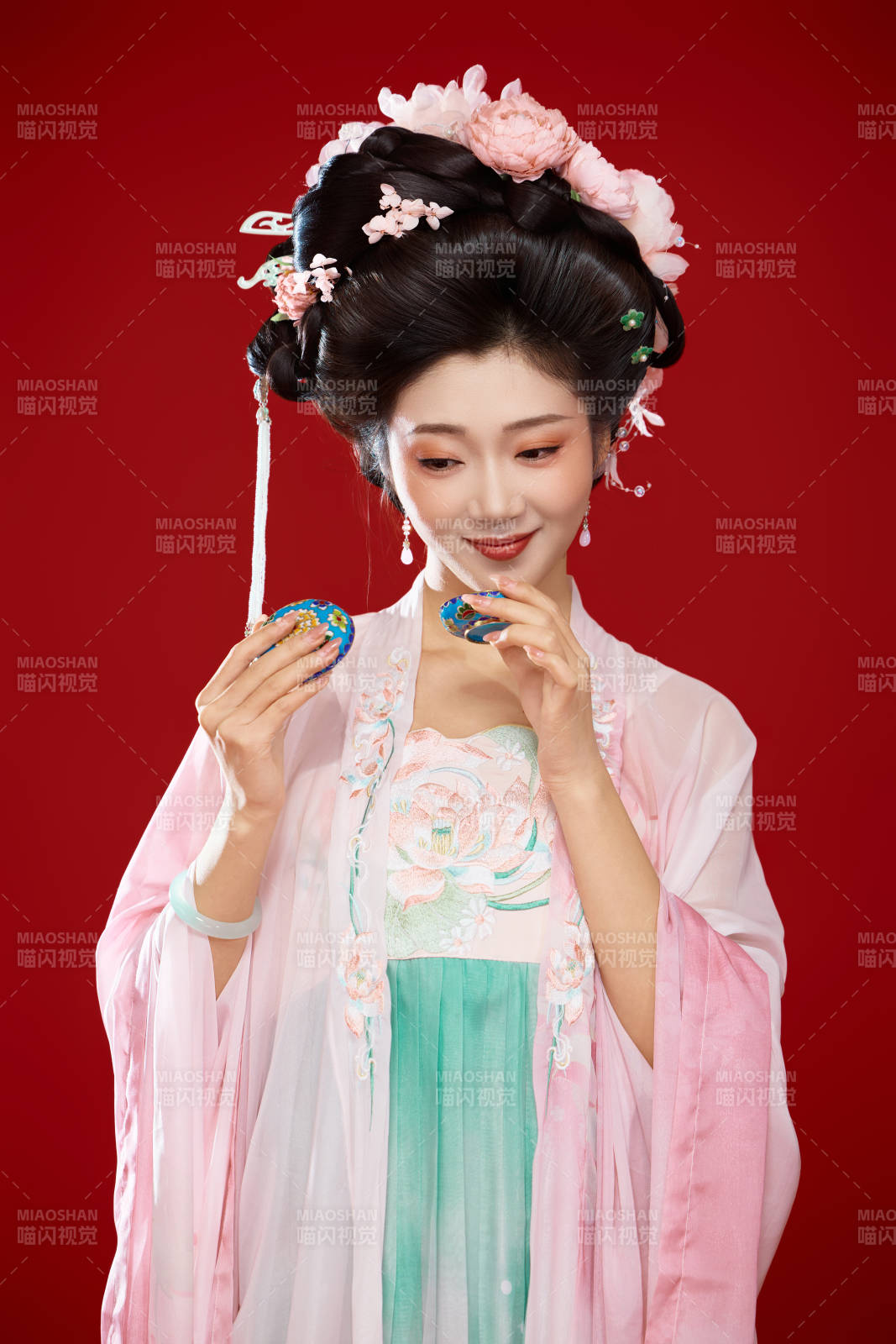 红色背景下穿着中国古代唐朝服饰的美女图片