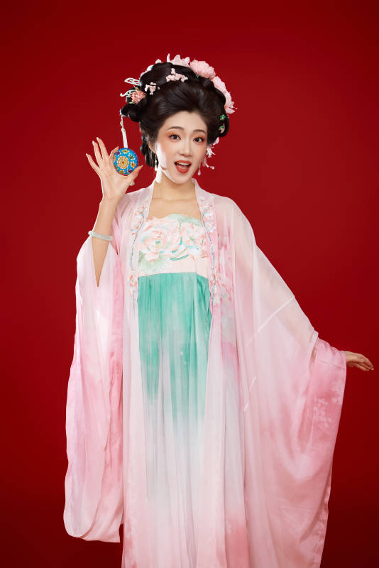 红色背景下穿着中国古代唐朝服饰的美女图片