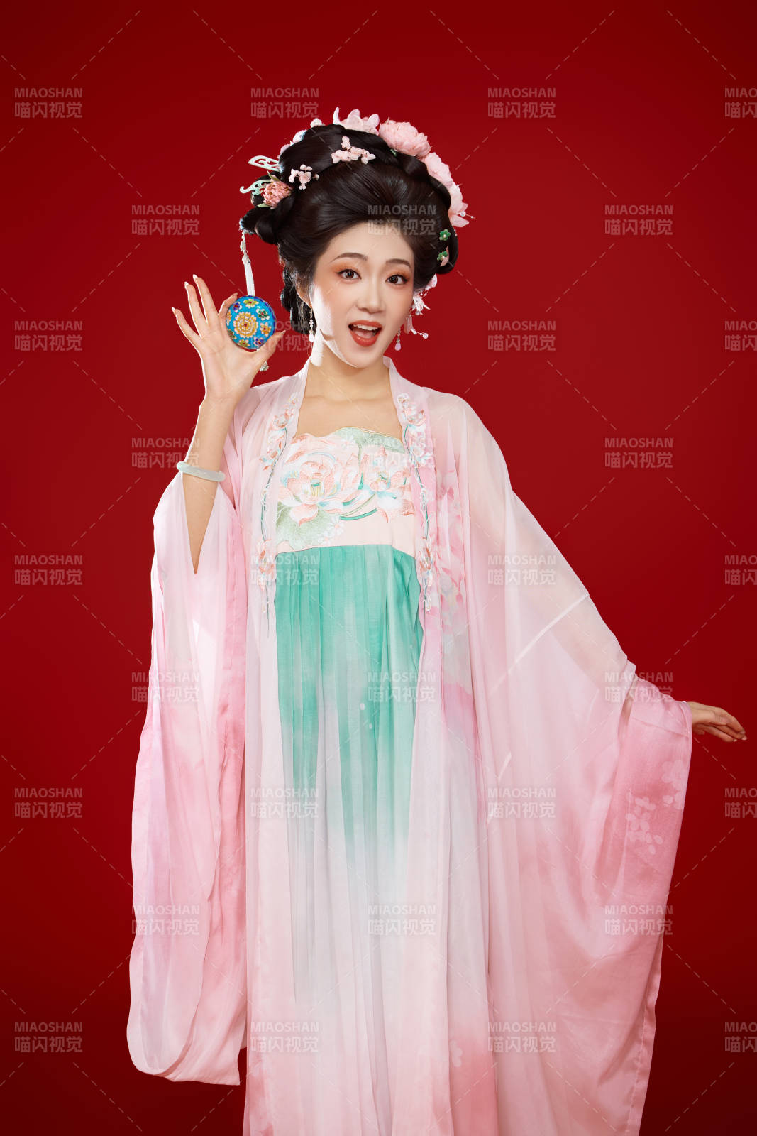 红色背景下穿着中国古代唐朝服饰的美女图片