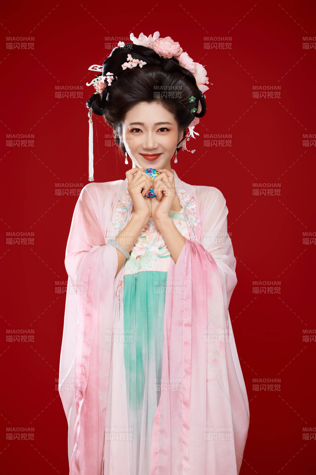 红色背景下穿着中国古代唐朝服饰的美女图片