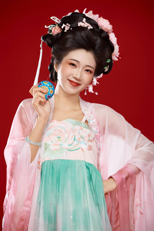 红色背景下穿着中国古代唐朝服饰的美女图片