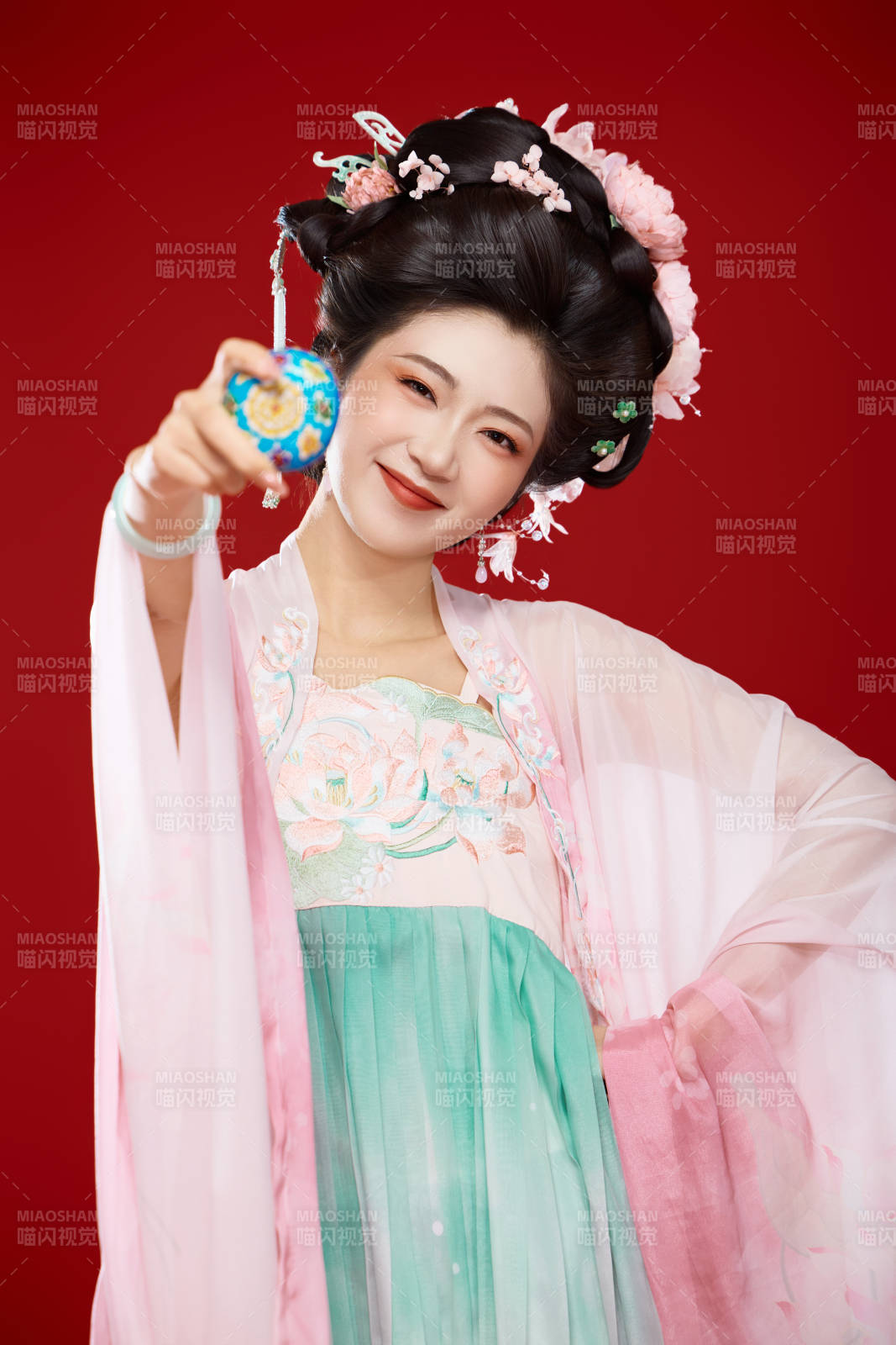 红色背景下穿着中国古代唐朝服饰的美女图片