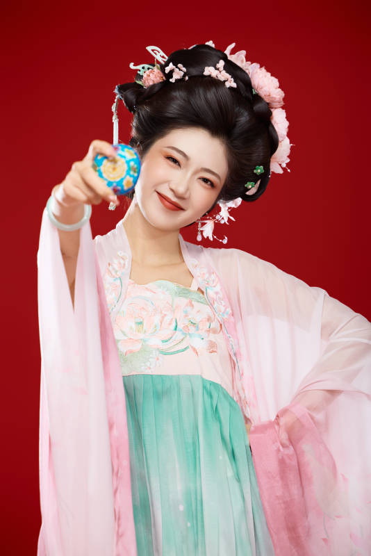 红色背景下穿着中国古代唐朝服饰的美女图片