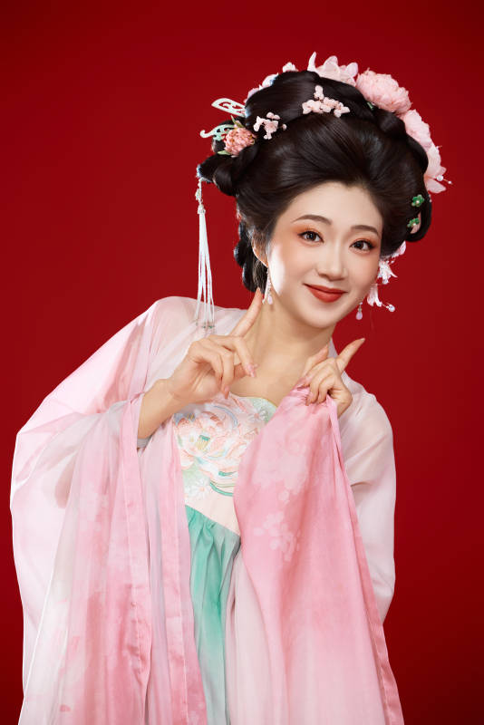 红色背景下穿着中国古代唐朝服饰的美女图片