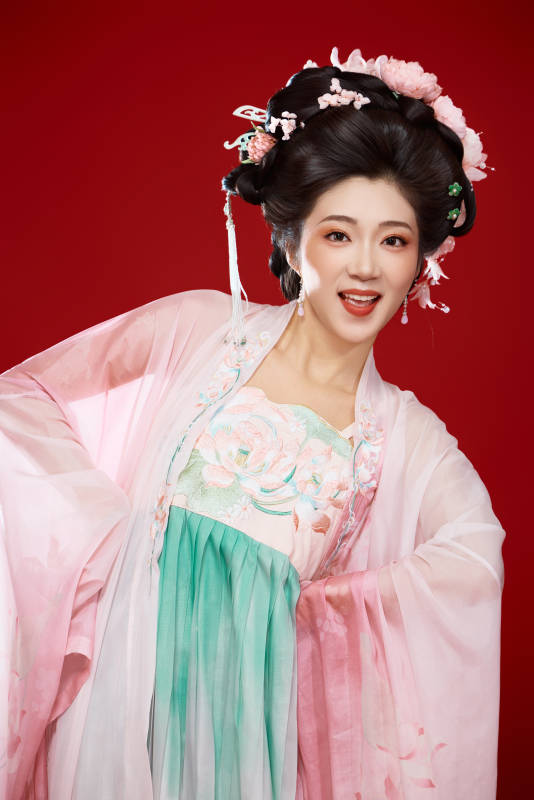 红色背景下穿着中国古代唐朝服饰的美女图片