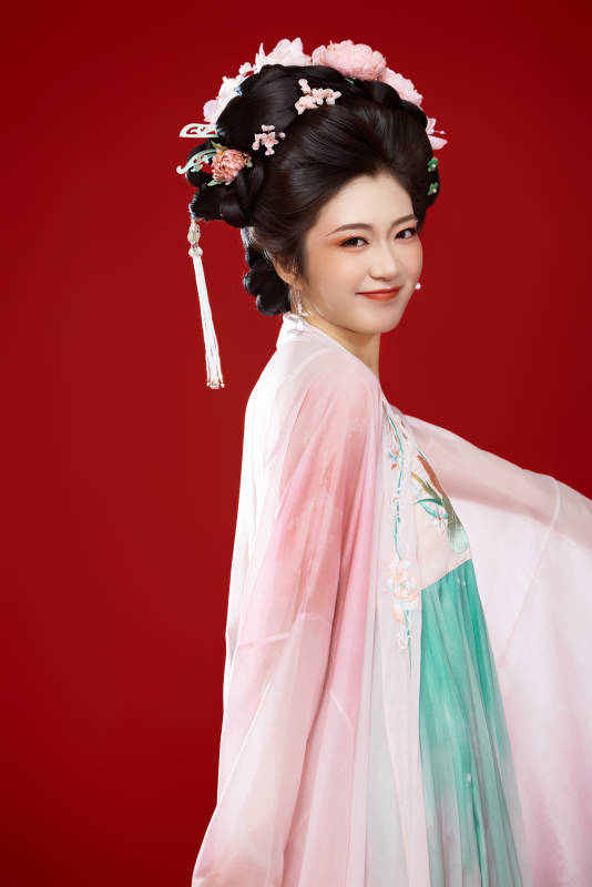 红色背景下穿着中国古代唐朝服饰的美女图片