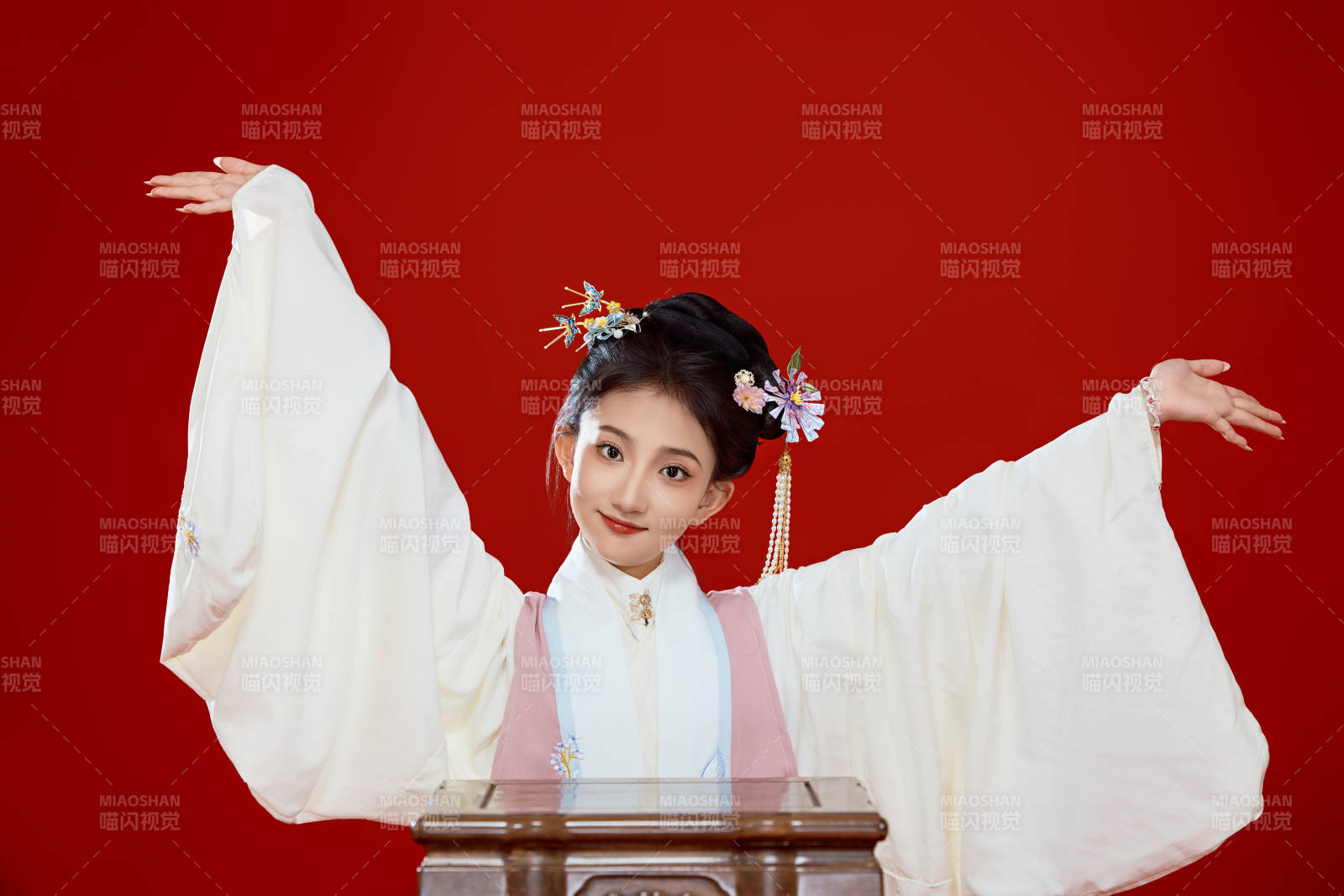 红色背景下穿着中国明朝明制汉服服饰的少女图片