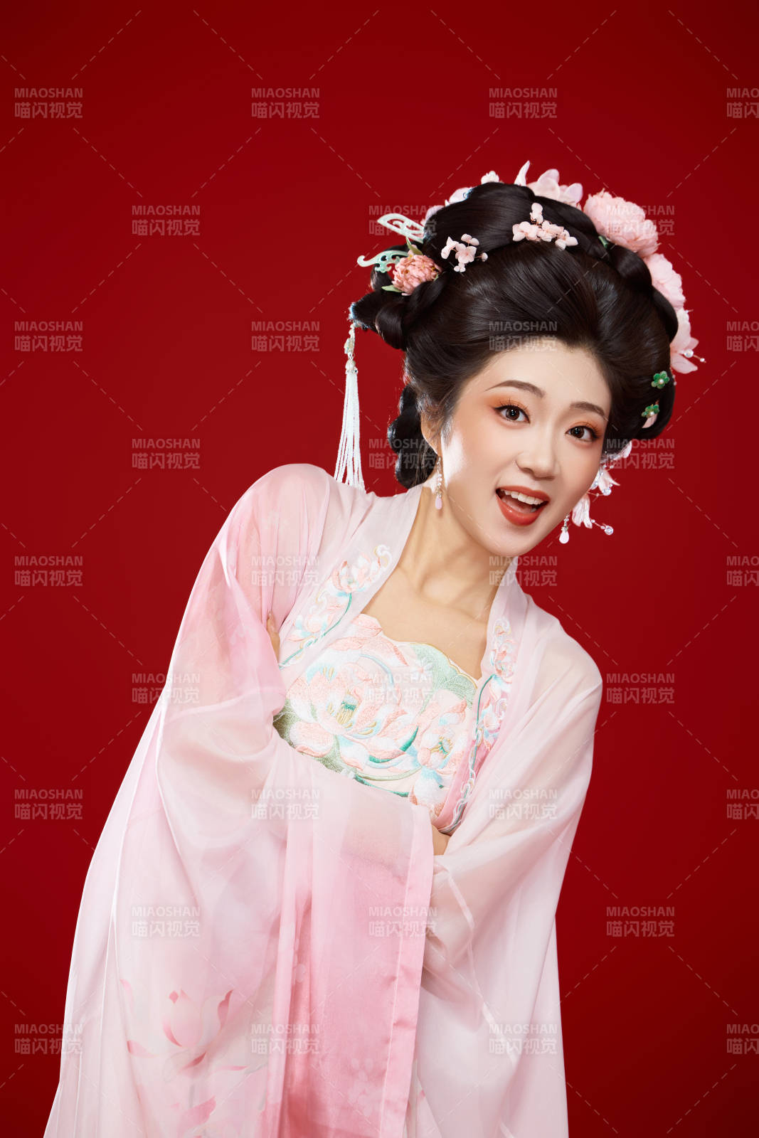 红色背景下穿着中国古代唐朝服饰的美女图片
