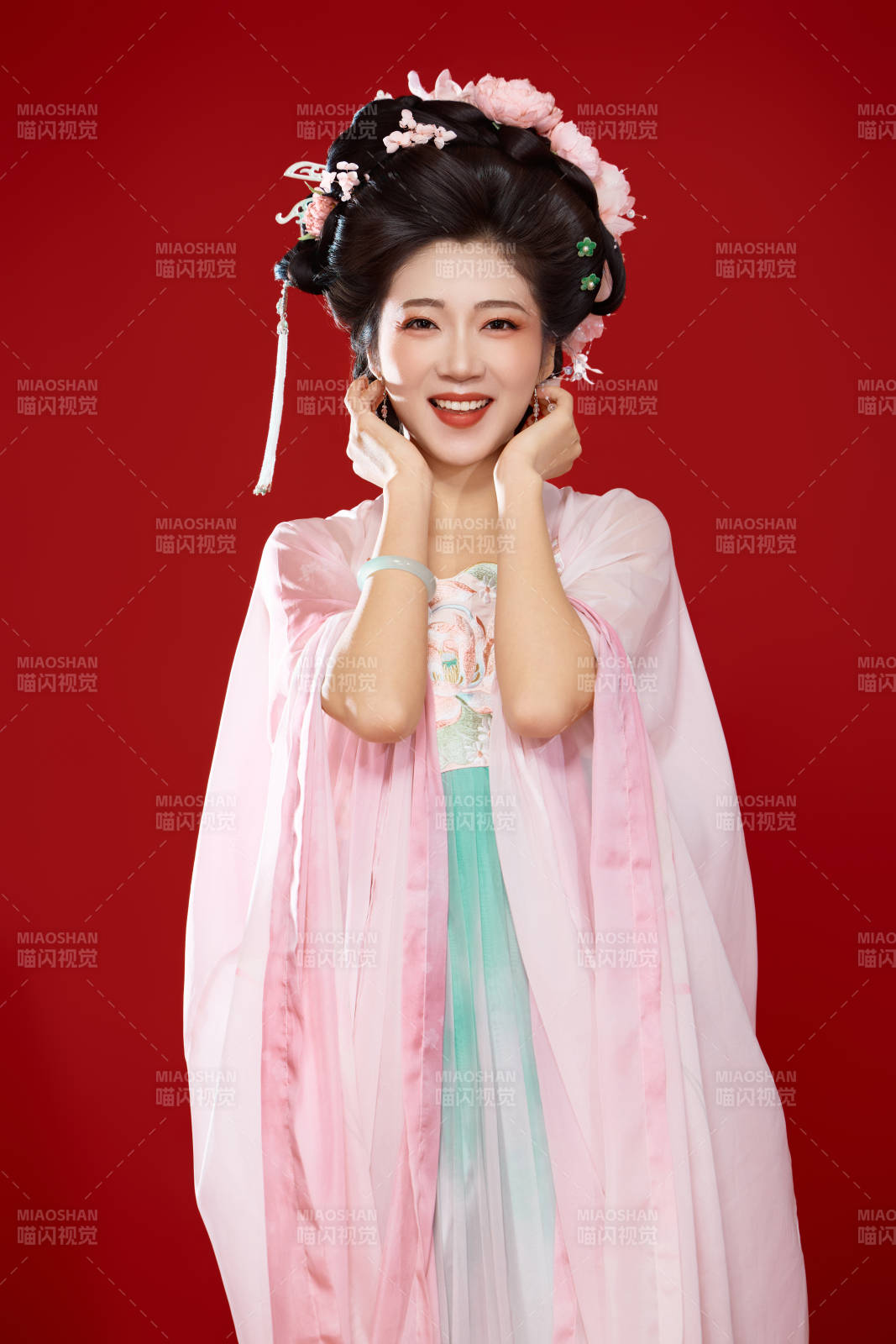 红色背景下穿着中国古代唐朝服饰的美女图片